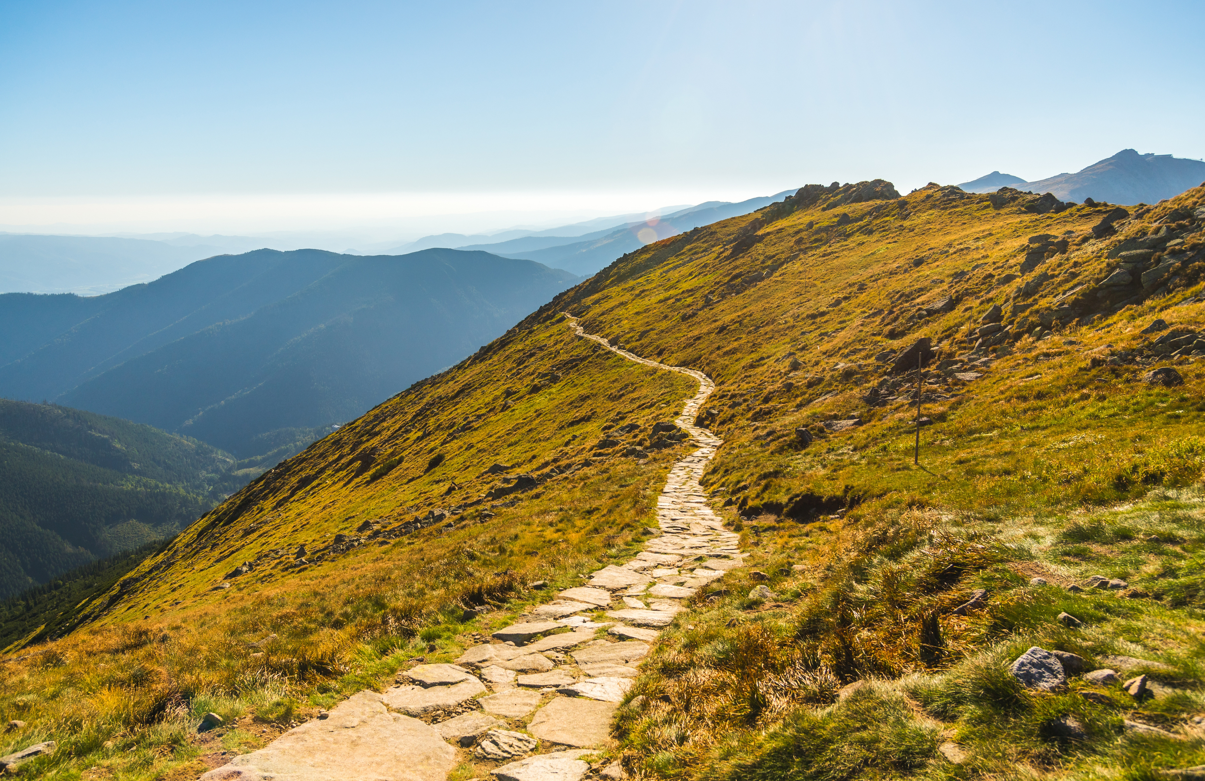 Wanderweg in den Bergen, der in der Ferne verschwindet